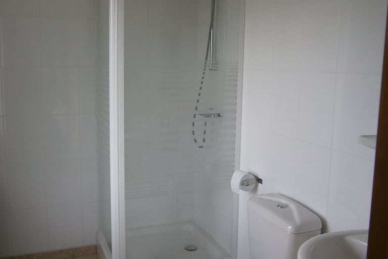Les Sources Bedroom Griou ensuite shower room