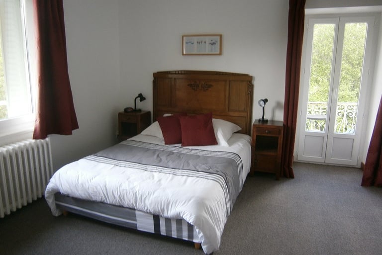 Les Sources bedroom les Gardes