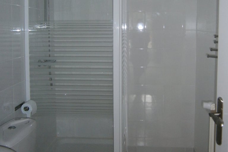 Les Sources Bedroom Mary ensuite shower room