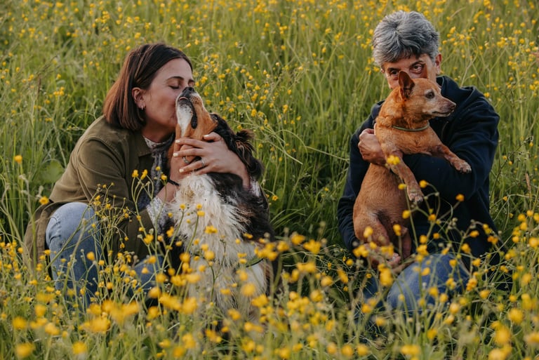due-donne-che-baciano-due-cani
