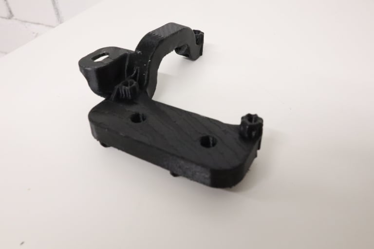 Automobilio elektronikos modulio laikiklio gamyba