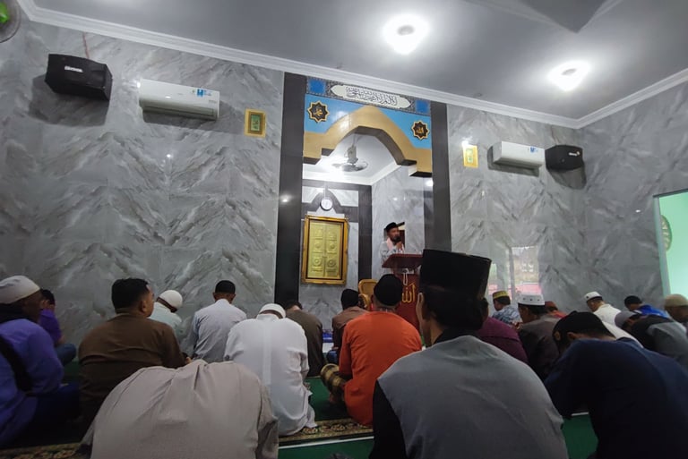Masjid Pembagian Nasi Bungkus oleh PT Usaha Kiat Permata, Beras Harumas, Jumat Berkah, CSR
