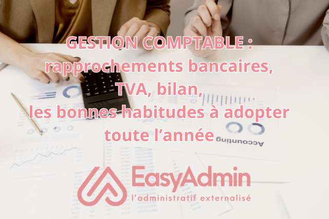 photographie de deux femmes qui sont en train de faire de la comptabilité