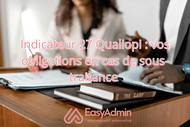 Photo de deux personnes qui regardent des papiers administratifs sur un bureau