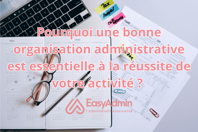 Photo d'u agenda et d'une feuille administrative sur un bureau avec un clavier d'ordinateur