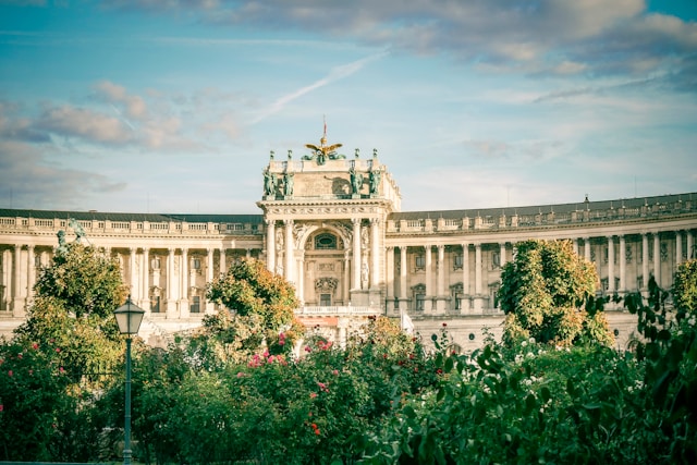 Fachada del edificio Neue Burg vista desde los jardines del Volksgarten con rosas en primer plano