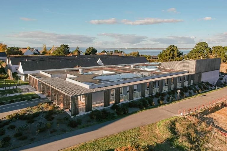 Vue aérienne de l'EHPAD Ty Laouen à Groix évoquant le domaine de la santé et du social