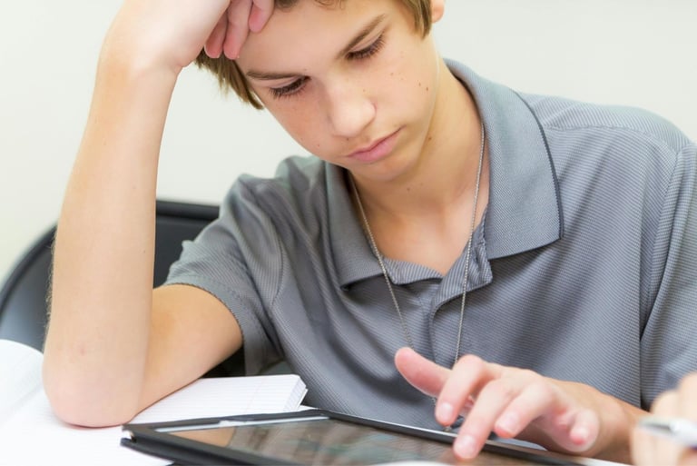 FOMO, likes et comparaison : comprendre les émotions numériques de nos enfants