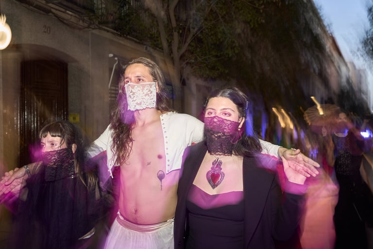 Performance VIA de Pedro Romero (@theromeroproject), acción performativa nocturna en espacio urbano