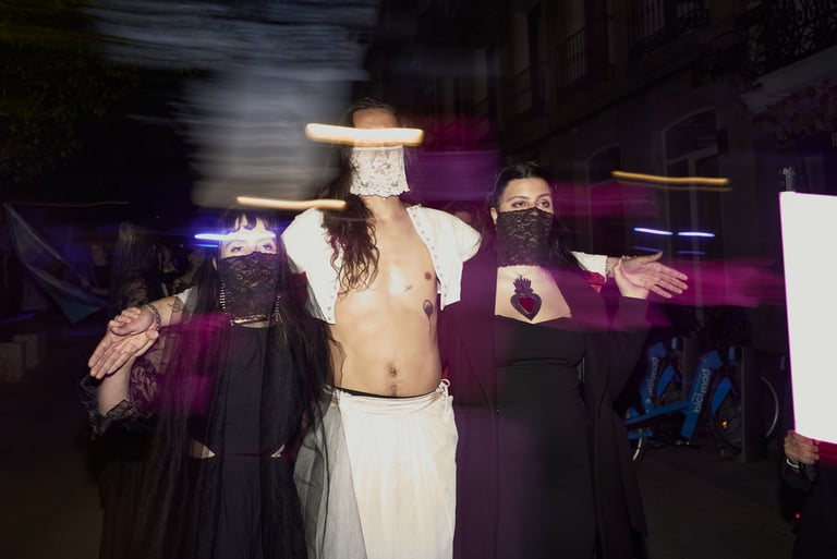 Performance VIA de Pedro Romero (@theromeroproject), acción performativa nocturna en espacio urbano