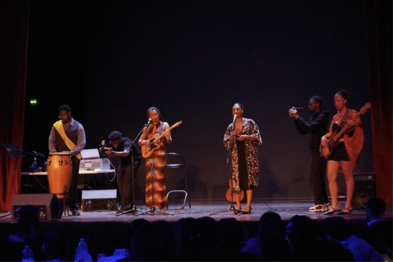 Orchestre FEAC au complet sur scène Gala étudiants Afrique 2026