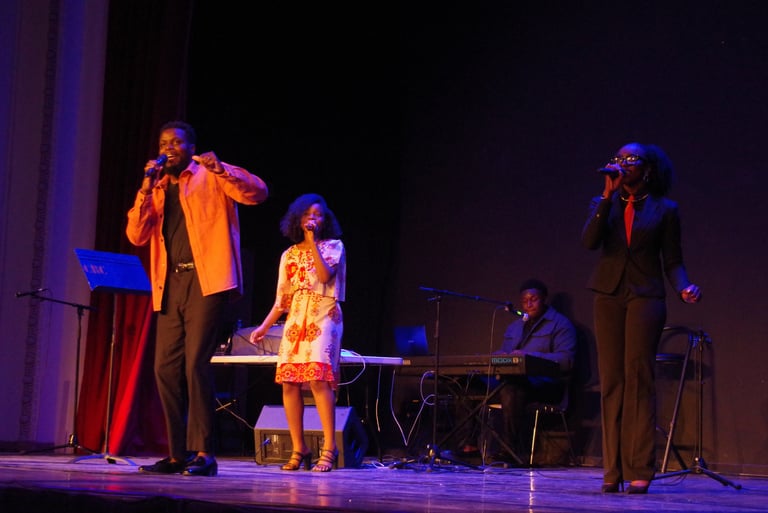 Artistes chanteurs sur scène Gala étudiants Afrique FEAC 2026