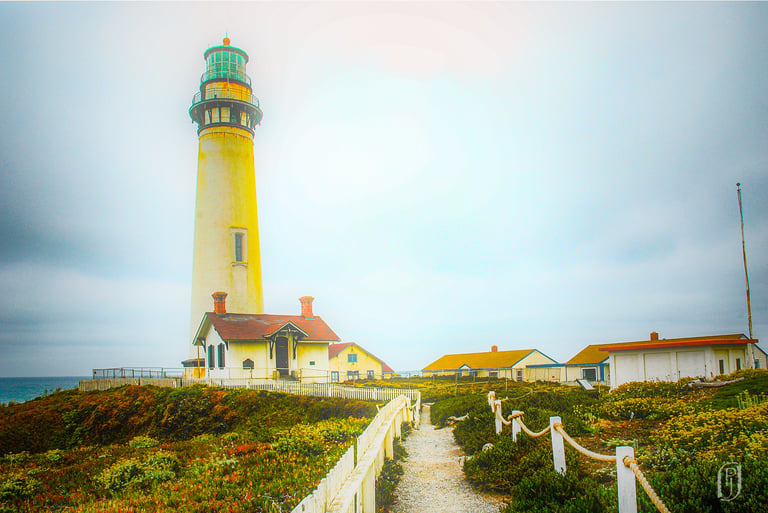 Photo of CA lighthouse in woggy weather