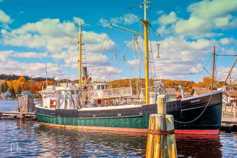 Photo of old ship tied to pier