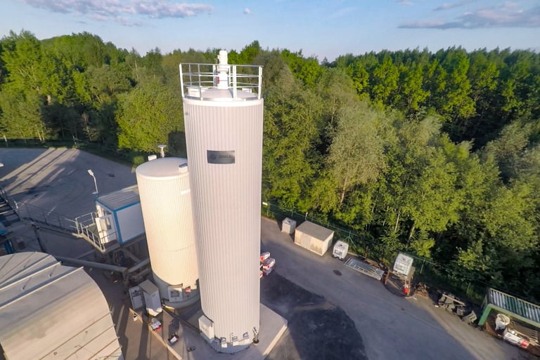 Bitumen tank with heating system