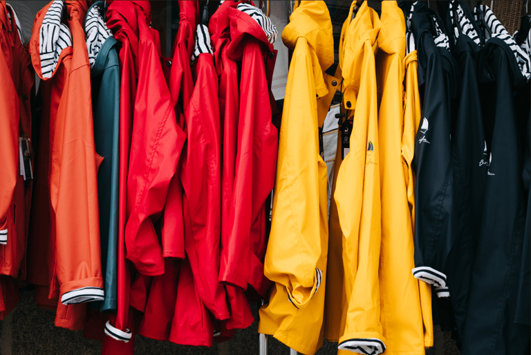 Porter son ciré jaune sous la pluie pour visiter Concarneau