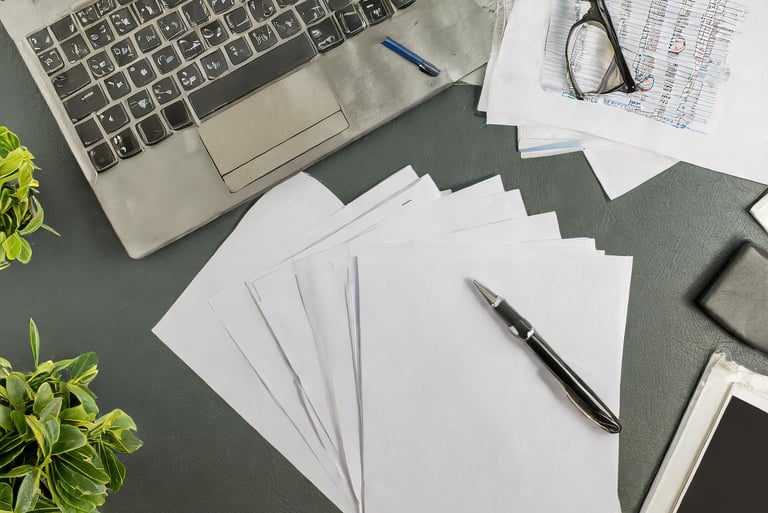 Bureau de travail avec documents administratifs, ordinateur et stylo – gestion administrative