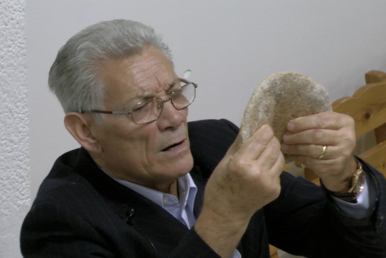 Il Pastore che celebra la Santa Cena con il Pane Azzimo, figura del Corpo di CRISTO