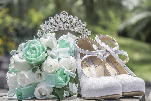 Los accesorios nupciales incluían un ramo de rosas verde menta, tacones plateados con purpurina