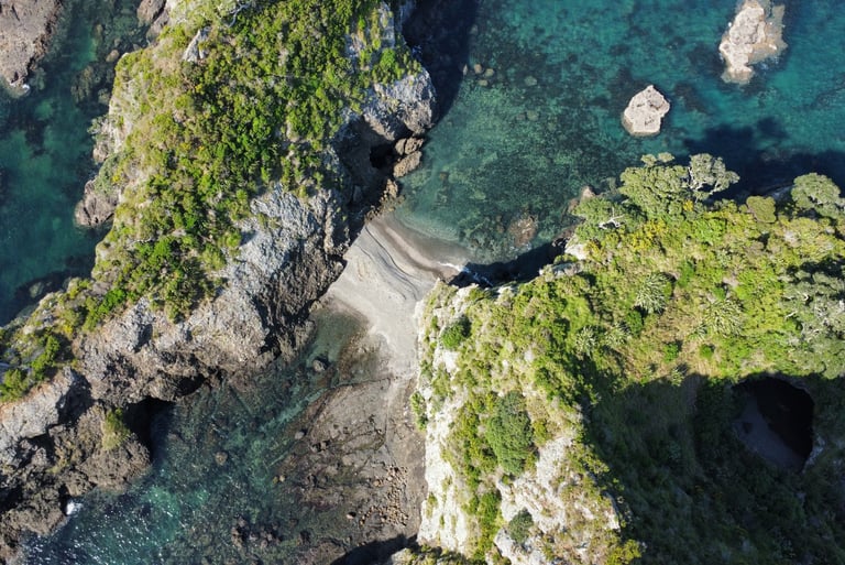 Imagen con drone desde el Tepaka view point de russell nueva zelanda