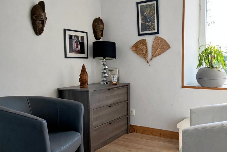 ntérieur du cabinet de psychothérapie intégrative de Sandra Mercier, accueillant et lumineux