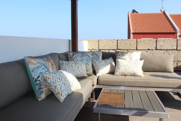 Tapicería sofá exterior y juegos de cojines. Barranco Grande. Tenerife. 