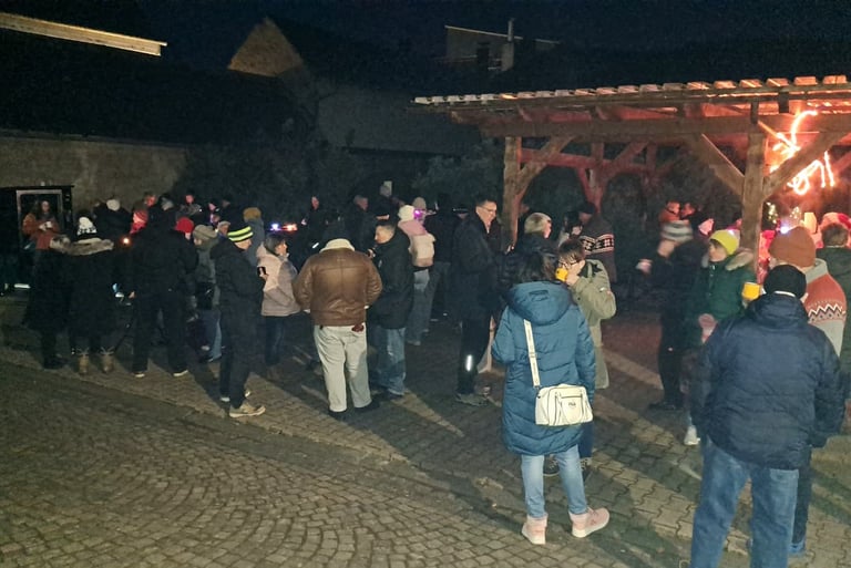 Gäste genießen das Catering von Itzel & Keiter beim Adventstürchen in Wiebelsbach