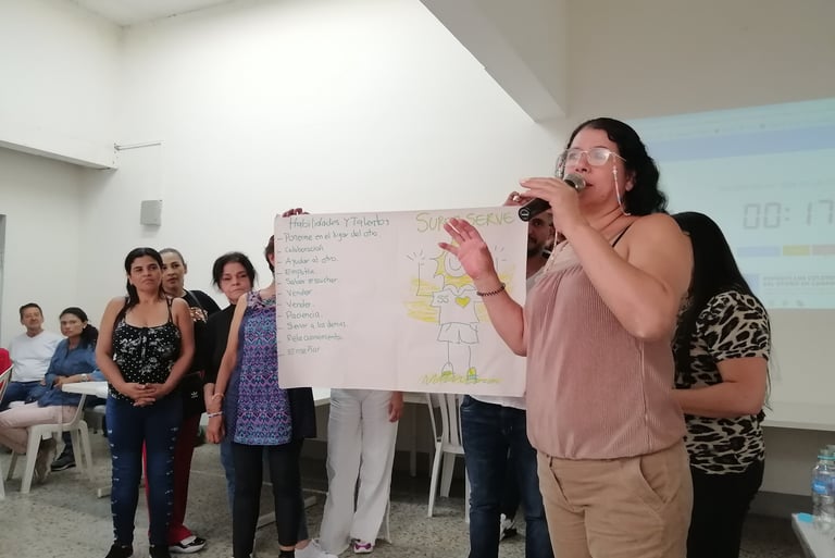 Personas exponiendo una idea de negocio