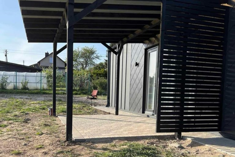 Tamsios termo medienos stoginė dengta skarda