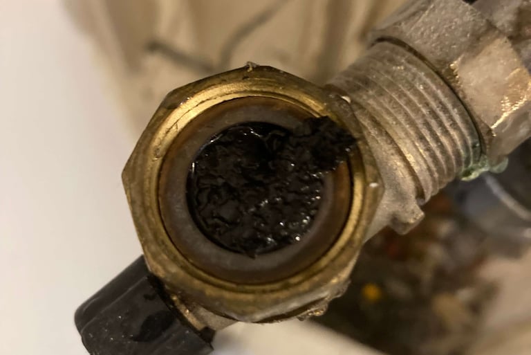 Raccord complètement bouché par la boue lors d'un désembouage 