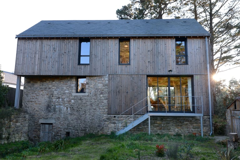 Rénovation d'une maison en pierres avec extension et surélévation en ossature bois