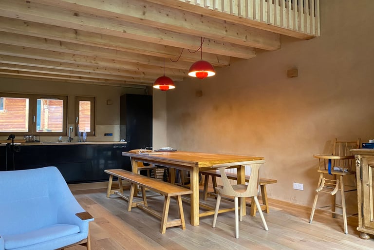 Grange après rénovation (enduits terre, bois local)