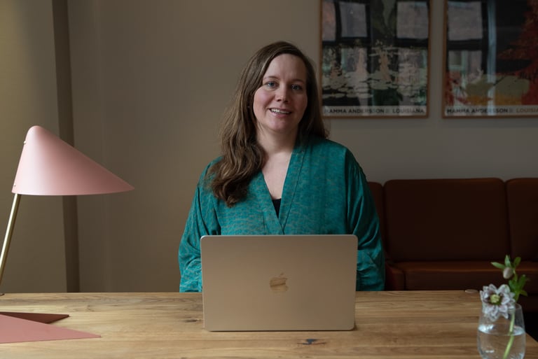 Psykolog Majken Vange bag skærmen til online terapi