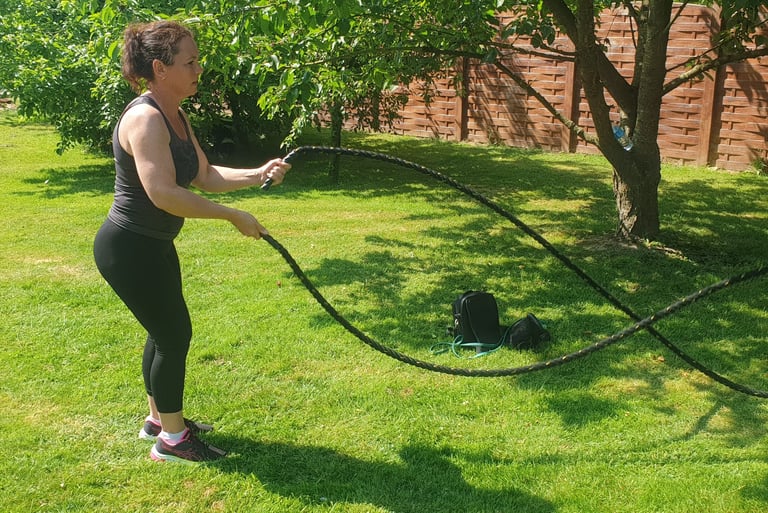 femme jardin renfo musculaire corde ondulatoire