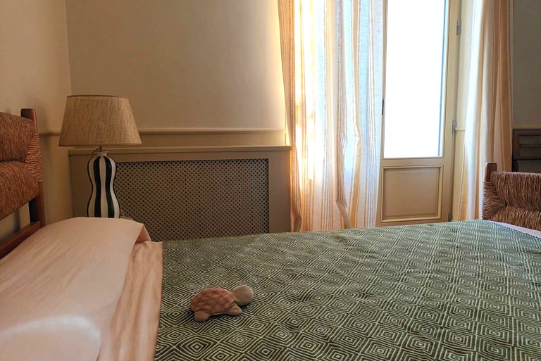 Capucine tronant sur le lit