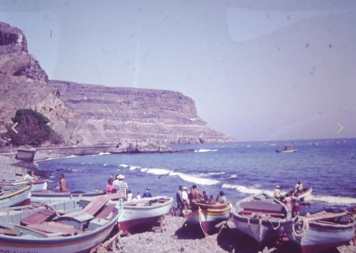 playa mogan con barcos