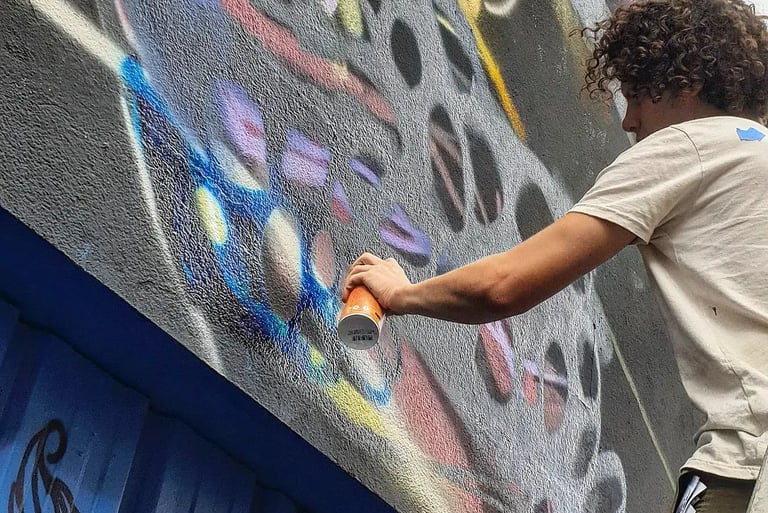 un homme entrain de peindre