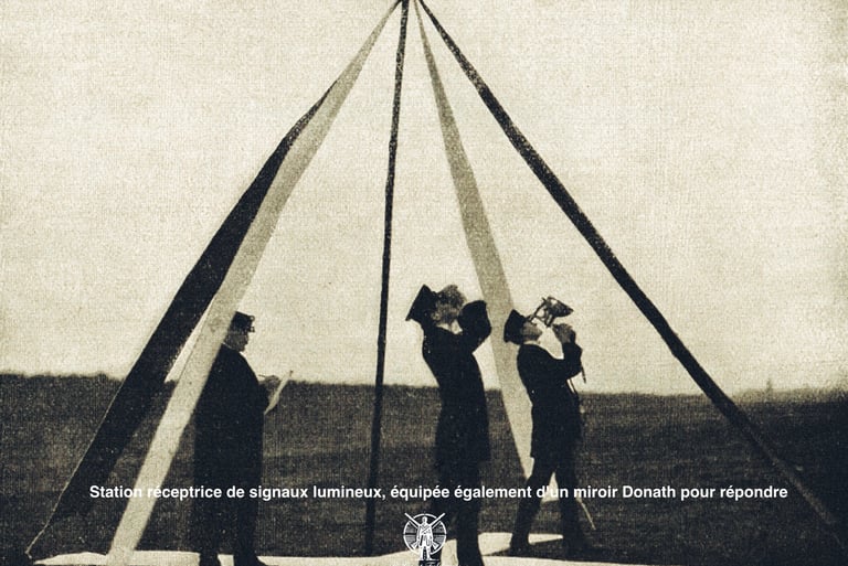 Station réceptrice de signaux lumineux, équipée également d'un miroir Donath pour répondre