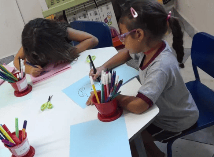 Alunos em atividade escolar