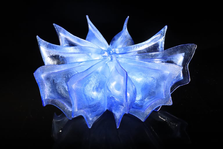 een uniek en organisch blauw kunstwerk van opgeblazen platen glas