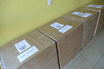 Viele große Pakete stehen im Treppenhaus