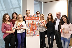 PH-Mitglieder stehen vor einem Amsterdam-Plakat
