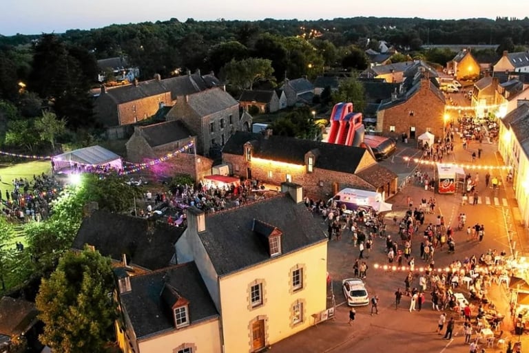 Bourg de Brec’h dans le Morbihan avec église et maisons bretonnes