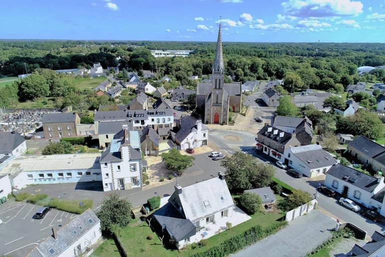 Centre-bourg de Pluneret près d’Auray avec commerces et habitations