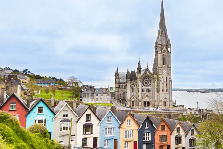 Catedral y casas de colores en Cobh
