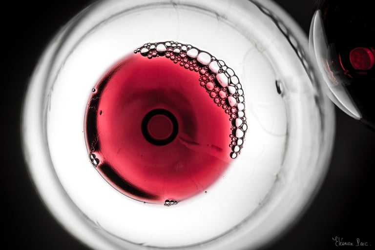 Vin rouge sombre en cercle parfait, cœur incandescent comme une étoile en fusion