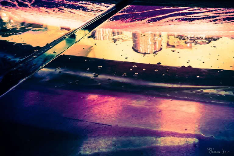 Écoulement du vin, surface irisée transformée en abstraction photographique.