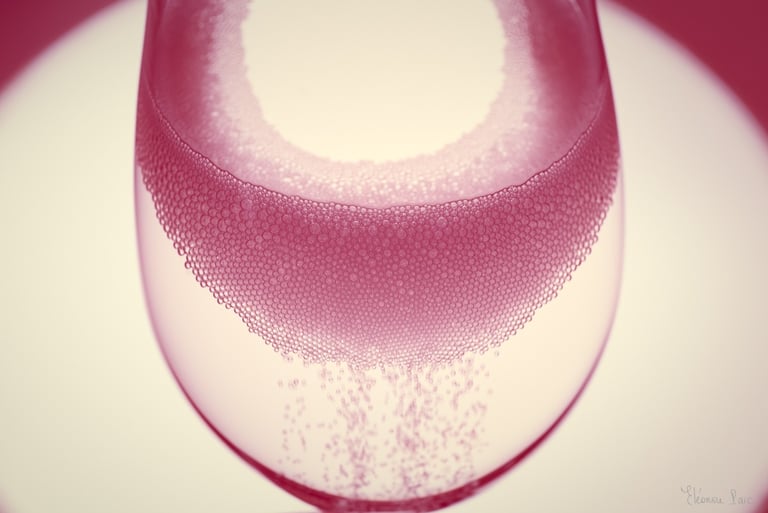 Le Vin en Rose – Verre de vin rosé pétillant avec bulles fines