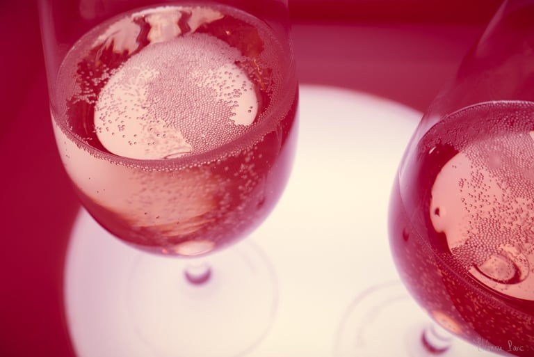 Le Vin en Rose – Deux verres de vin rosé pétillant