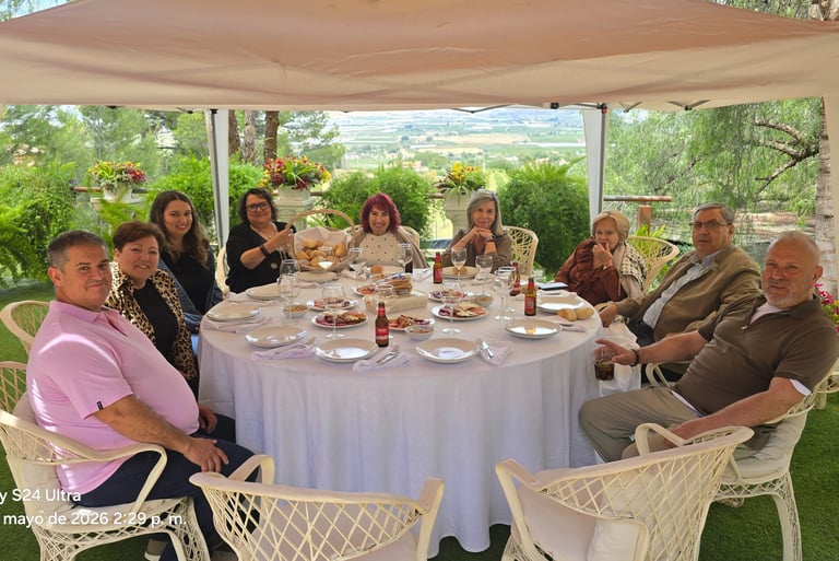 Sentados todos a la mesa, en la que celebrar y comentar los detalles de la jornada